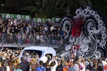  Telde disfruta con el pasacalle de los protagonistas del Carnaval de 'Studio 54'/Lpacarnaval.